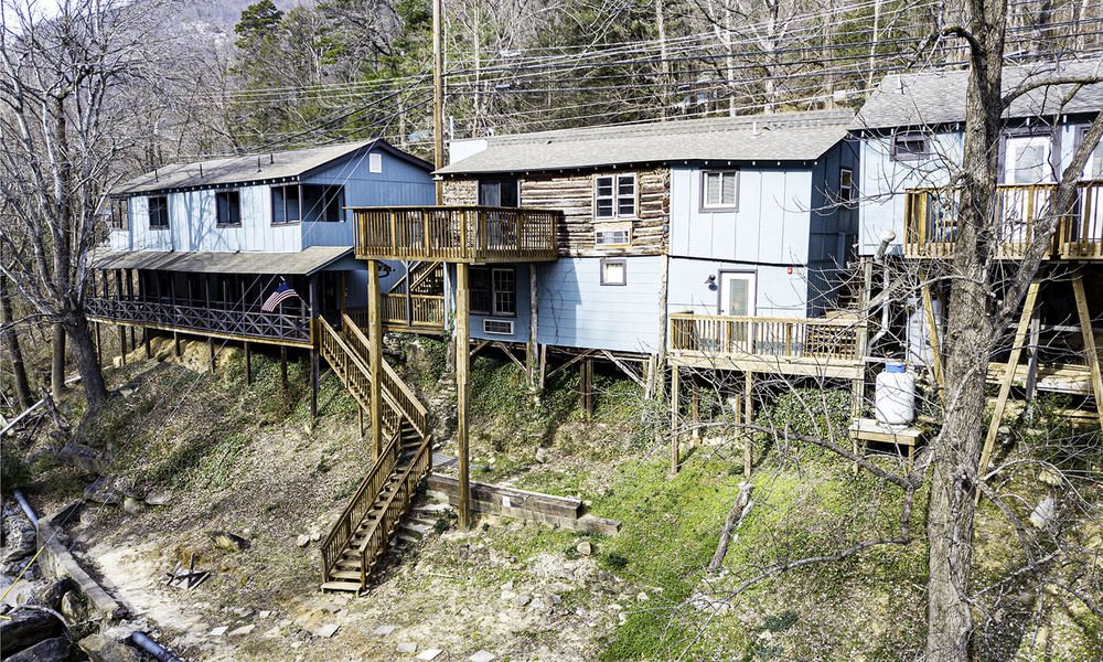 Riverside Lodge at Chimney Rock: 289 Main St, Chimney Rock, NC 28720